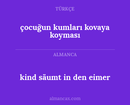 çocuğun kumları kovaya koyması - kind säumt in den eimer