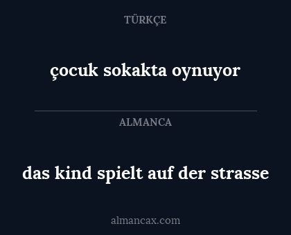 das kind spielt auf der strasse - çocuk sokakta oynuyor