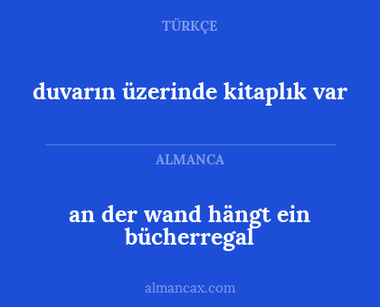 an der wand hängt ein bücherregal - duvarın üzerinde kitaplık var