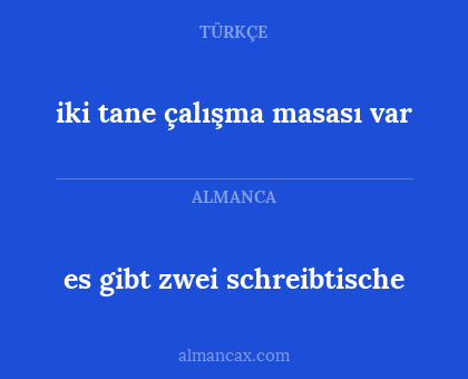 es gibt zwei schreibtische - iki tane çalışma masası var