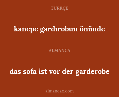 das sofa ist vor der garderobe - kanepe gardırobun önünde
