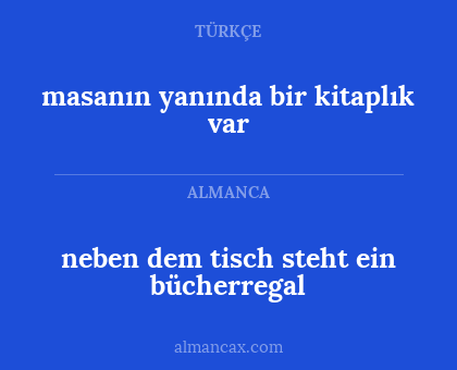 neben dem tisch steht ein bücherregal - masanın yanında bir kitaplık var