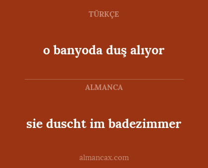 sie duscht im badezimmer - o banyoda duş alıyor