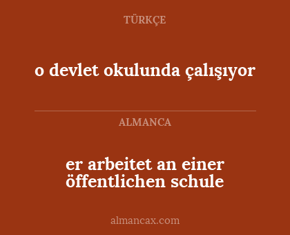 er arbeitet an einer öffentlichen schule - o devlet okulunda çalışıyor