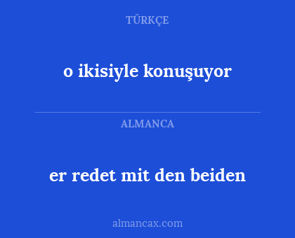 er redet mit den beiden - o ikisiyle konuşuyor
