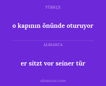 er sitzt vor seiner tür - o kapının önünde oturuyor