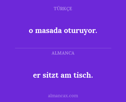 er sitzt am tisch. - o masada oturuyor.