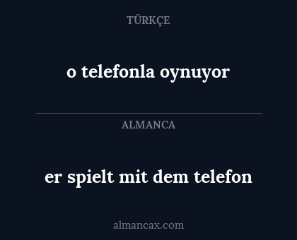 er spielt mit dem telefon - o telefonla oynuyor