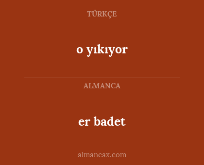 er badet - o yıkıyor