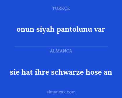 onun siyah pantolunu var - sie hat ihre schwarze hose an