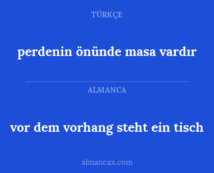 perdenin önünde masa vardır - vor dem vorhang steht ein tisch
