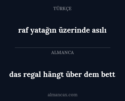 das regal hängt über dem bett - raf yatağın üzerinde asılı