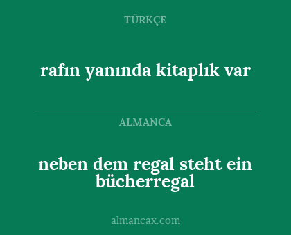 neben dem regal steht ein bücherregal - rafın yanında kitaplık var