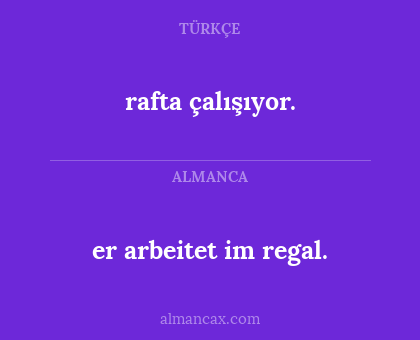 rafta çalışıyor. - er arbeitet im regal.