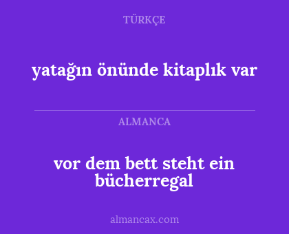 vor dem bett steht ein bücherregal - yatağın önünde kitaplık var