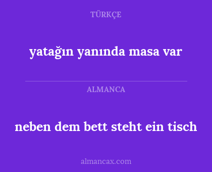 yatağın yanında masa var - neben dem bett steht ein tisch
