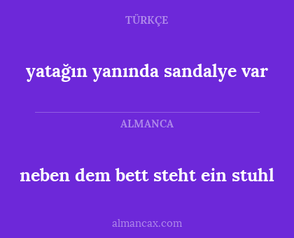 neben dem bett steht ein stuhl - yatağın yanında sandalye var