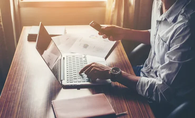 Wie man Badezimmerschränke und Schubladen für die tägliche Routine organisiert