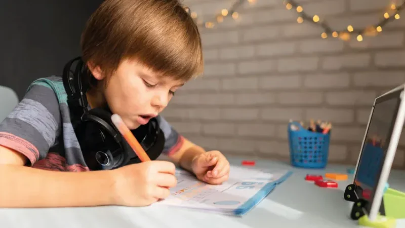 Almanca Essen Fiilinin Çekimi (Konjugation des Verbs "essen") | Tüm Zamanlarda Çekim Tabloları, Düzensiz Kök Değişimi, Präsens, Perfekt, Präteritum ve Örnek Cümleler