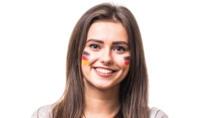 Student flagi niemieckiej z pomalowaną twarzą niemieckimi imionami