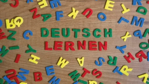 Almanca En Çok Kullanılan Günlük Sorular (Alltägliche Fragen) | Başlangıç Seviyesi A1-A2 Soru-Cevap Kalıpları ve Örnek Diyaloglar