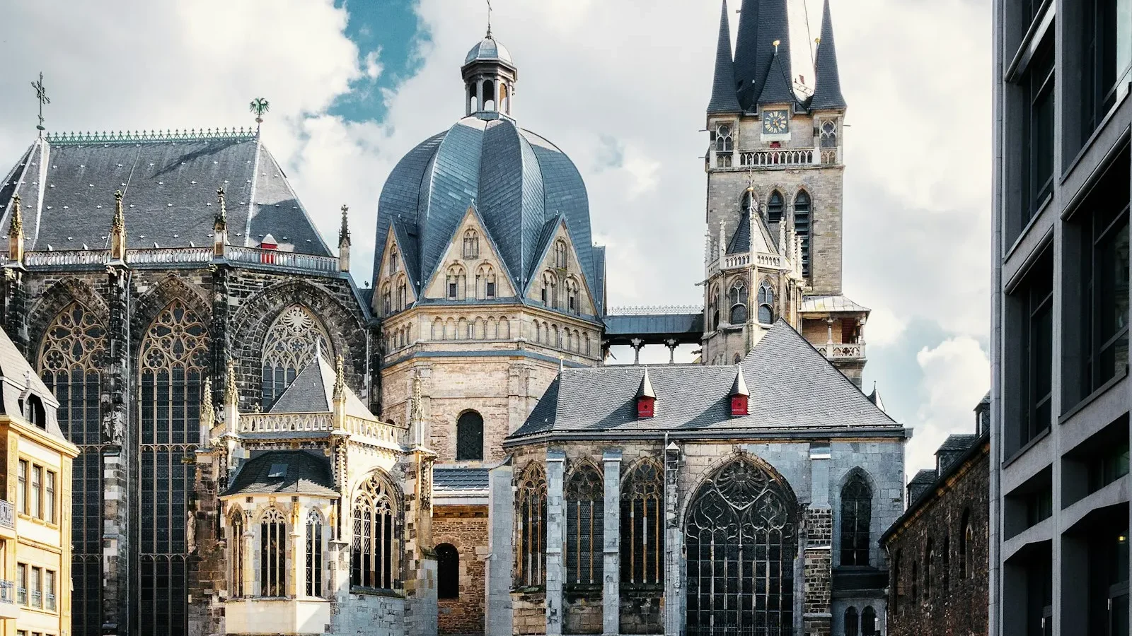 Aachen'de Gezilecek Yerler — Aachener Dom, Rathaus, Karlspreis ve Charlemagne Şehri Rehberi