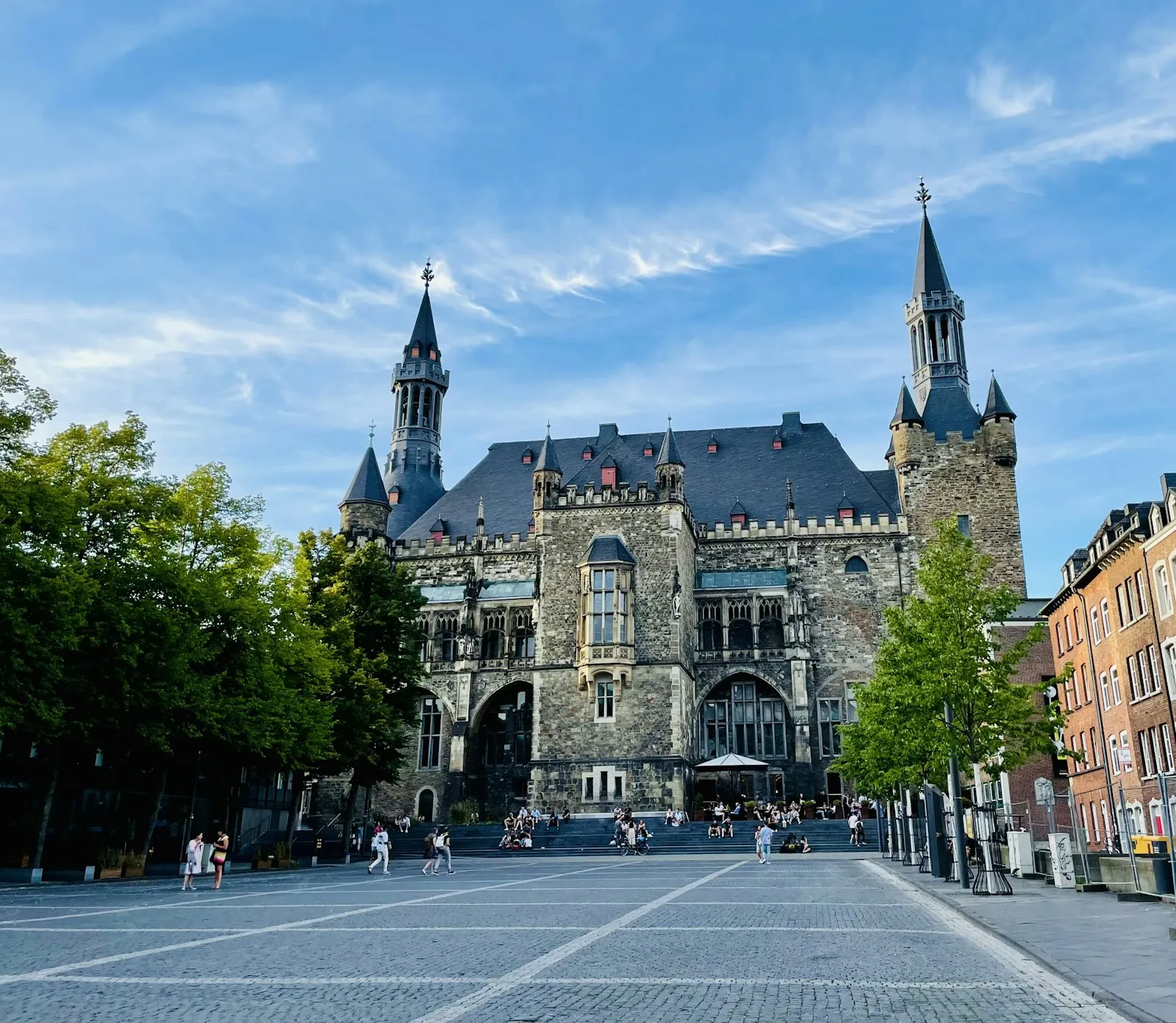 Aachen Rathaus — 50 Alman kralı heykelli cephesi