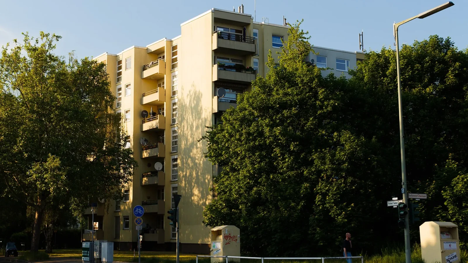 Almanya'da Komşuluk Kuralları: Hausordnung, Ruhezeiten ve Grillverbot Rehberi