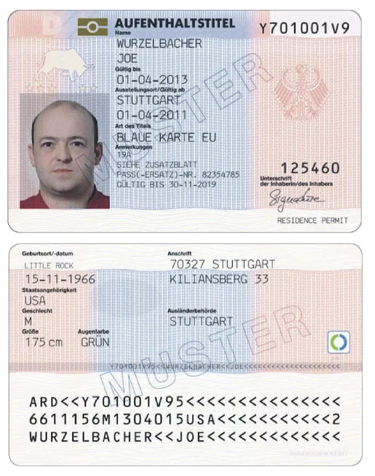 Almanya'da verilen elektronik Blue Card (Blaue Karte EU) oturma izni kartının ön ve arka yüzünü birlikte gösteren örnek (Muster) görsel