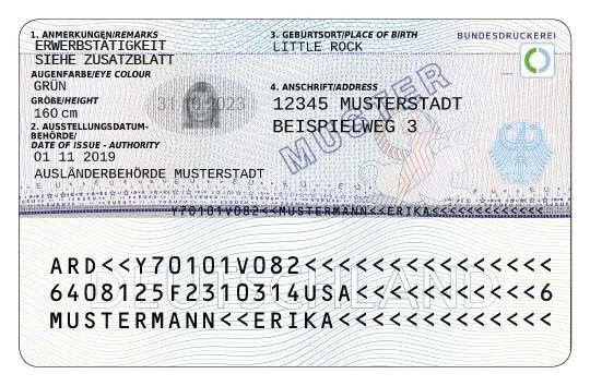 Almanya Blue Card (Blaue Karte EU) oturma izni kartının arka yüzü; doğum yeri, adres ve makine okunabilir satırları (MRZ) gösteren örnek belge