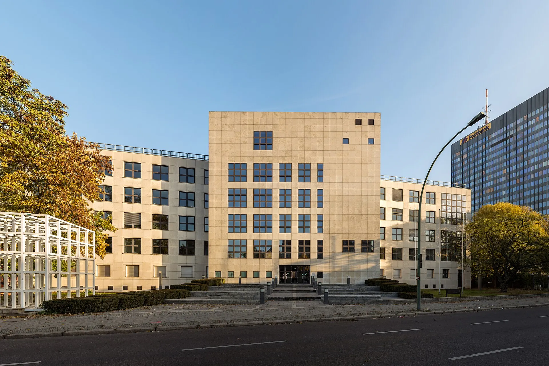 Berlin Tempelhof-Kreuzberg Familiengericht (Aile Mahkemesi) binasının dış cephesi, Almanya'nın en büyük aile mahkemesi