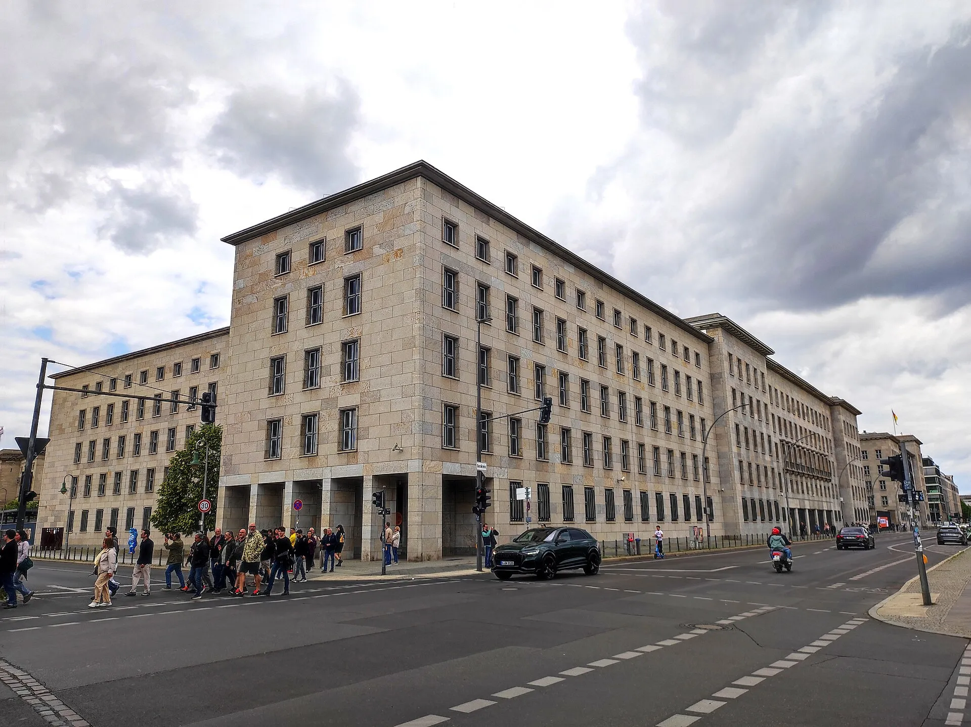 Berlin'deki Almanya Federal Maliye Bakanlığı (Bundesministerium der Finanzen) binasının taş cepheli dış görünümü