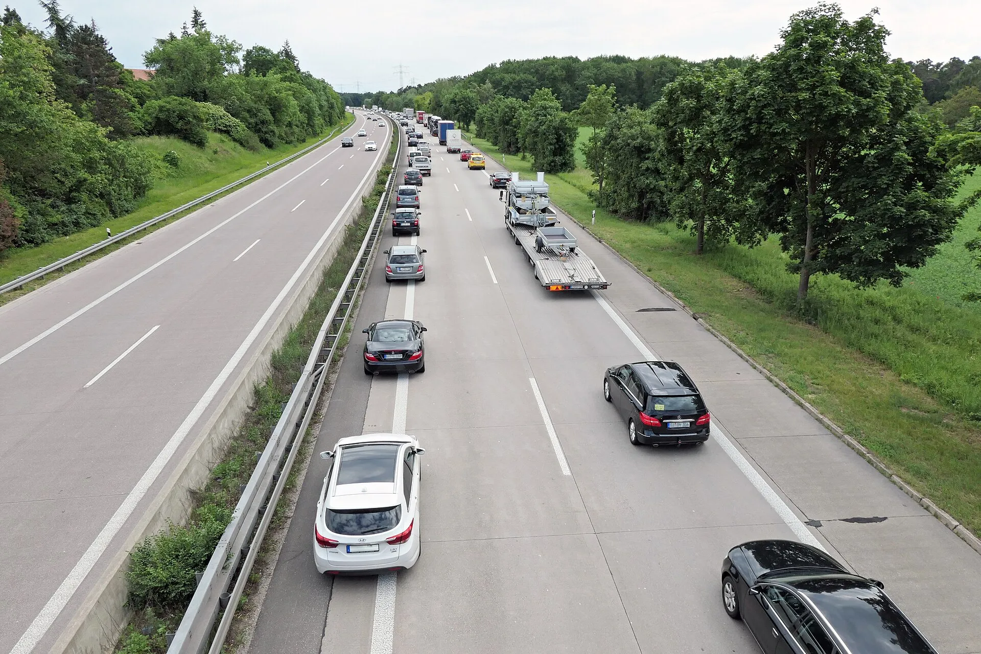 Almanya A6 otobanında henüz hareket halindeki trafikte oluşturulan Rettungsgasse (kurtarma şeridi)