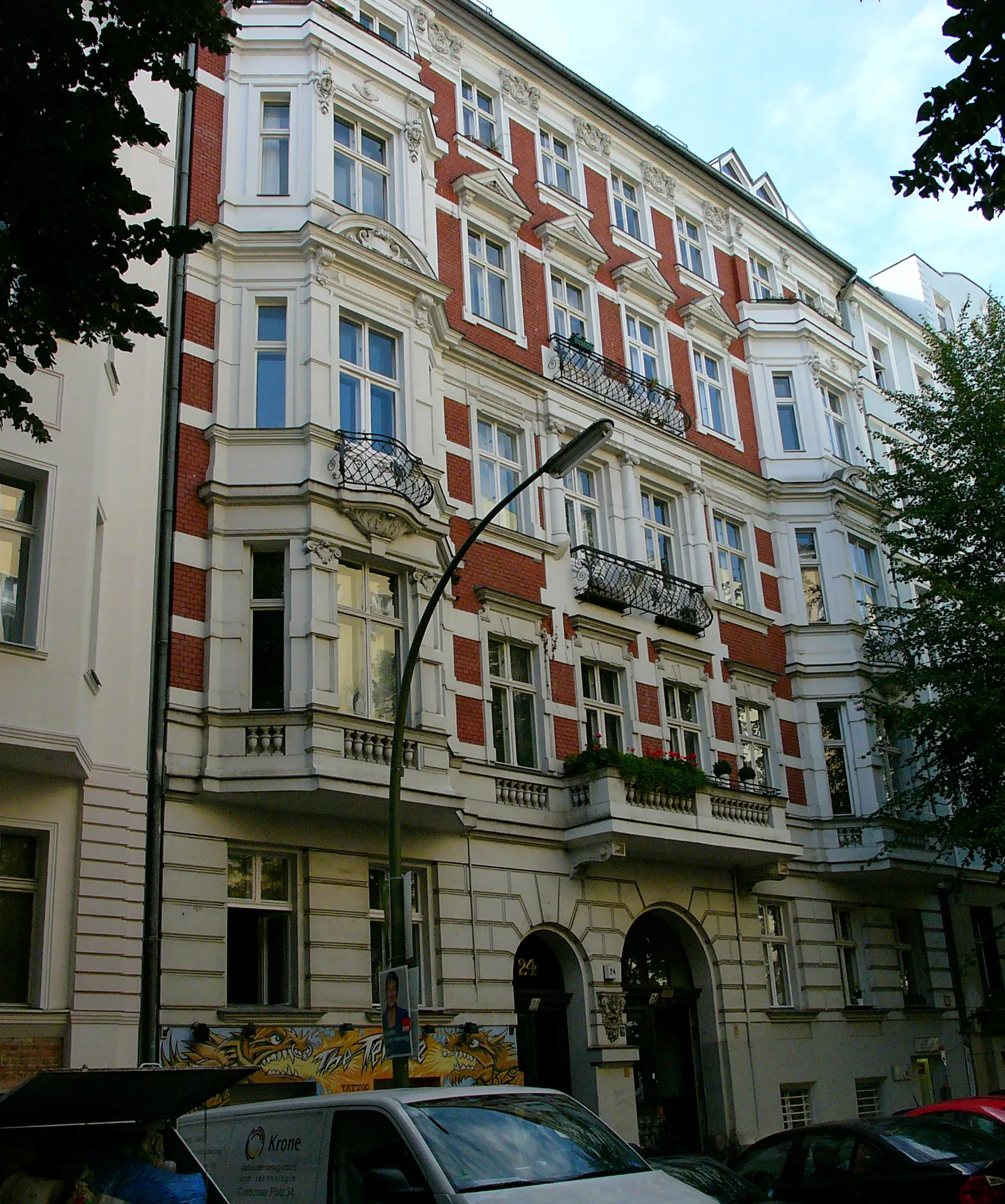 Berlin'de zemin katında dükkanların bulunduğu tipik bir Altbau kiralık apartman binasının cephesi