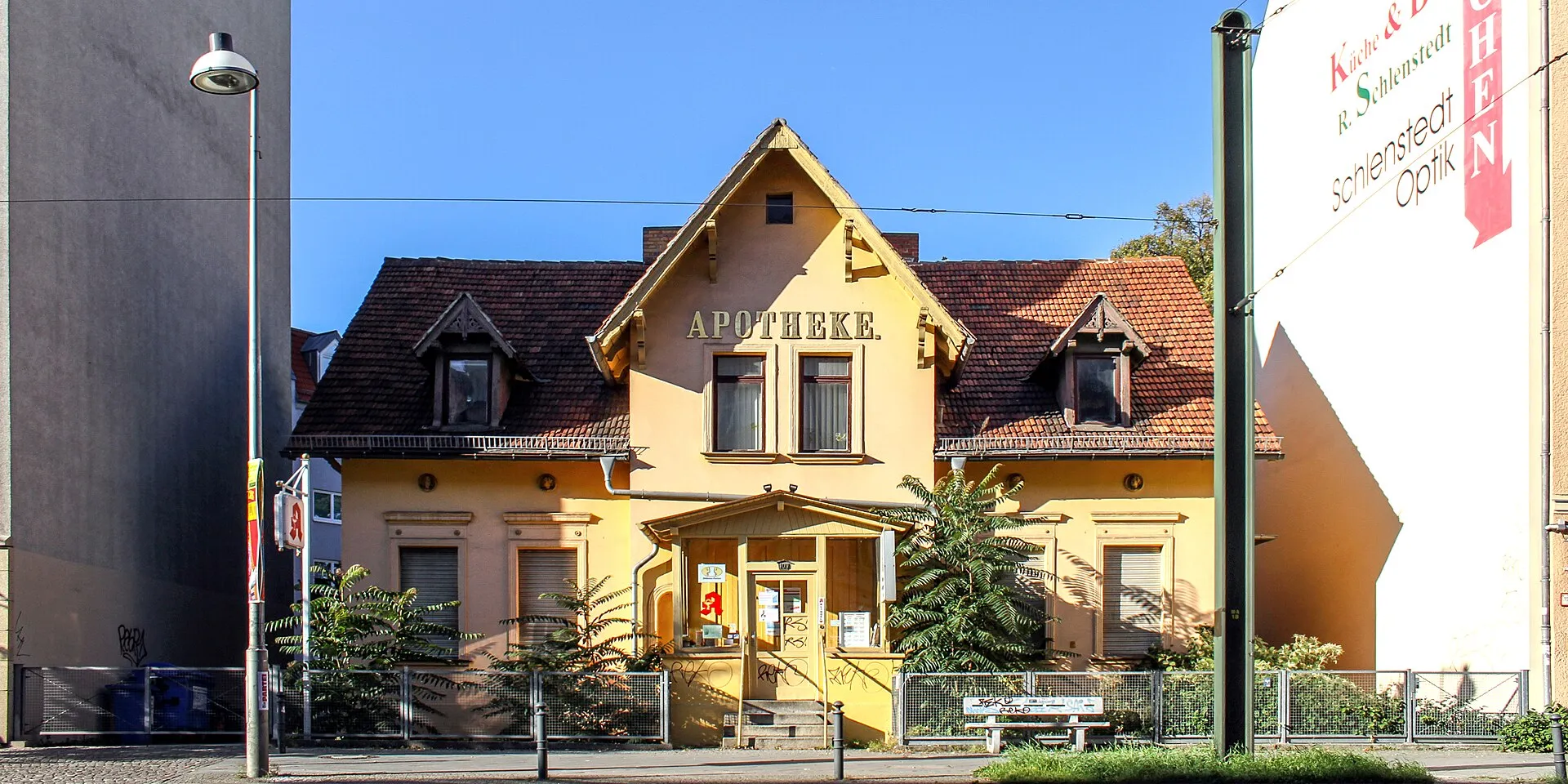 Berlin'de bir eczanenin (Apotheke) sokak cephesinden görünümü