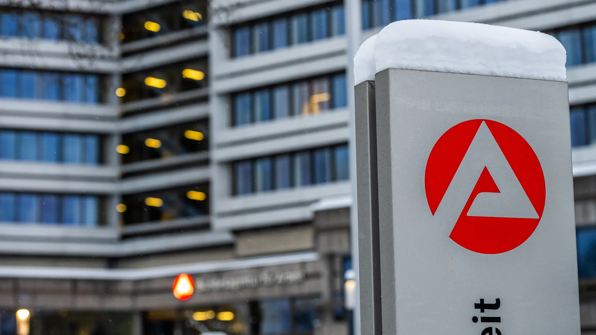 Almanya Federal İş Ajansı (Bundesagentur für Arbeit) binası ve tabelası, karlı bir günde