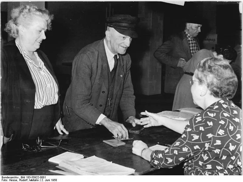 Berlin'de bir postanede emekli maaşı zammını elden alan yaşlı bir emekli (tarihi arşiv fotoğrafı)
