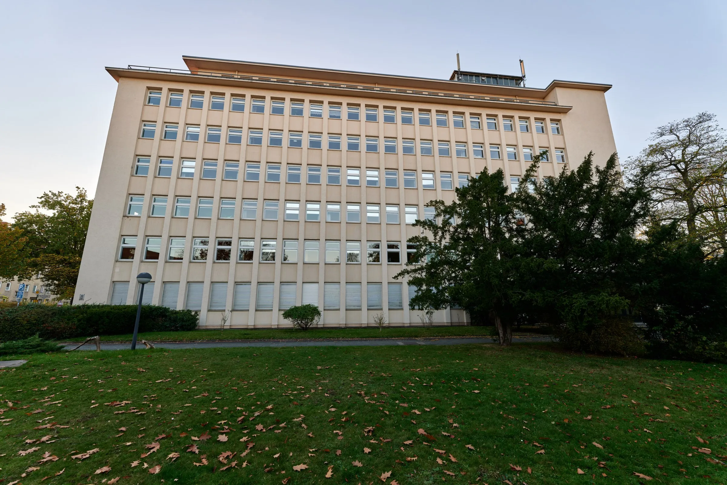 Berlin-Steglitz'deki Finanzamt (vergi dairesi) binasının dış görünümü