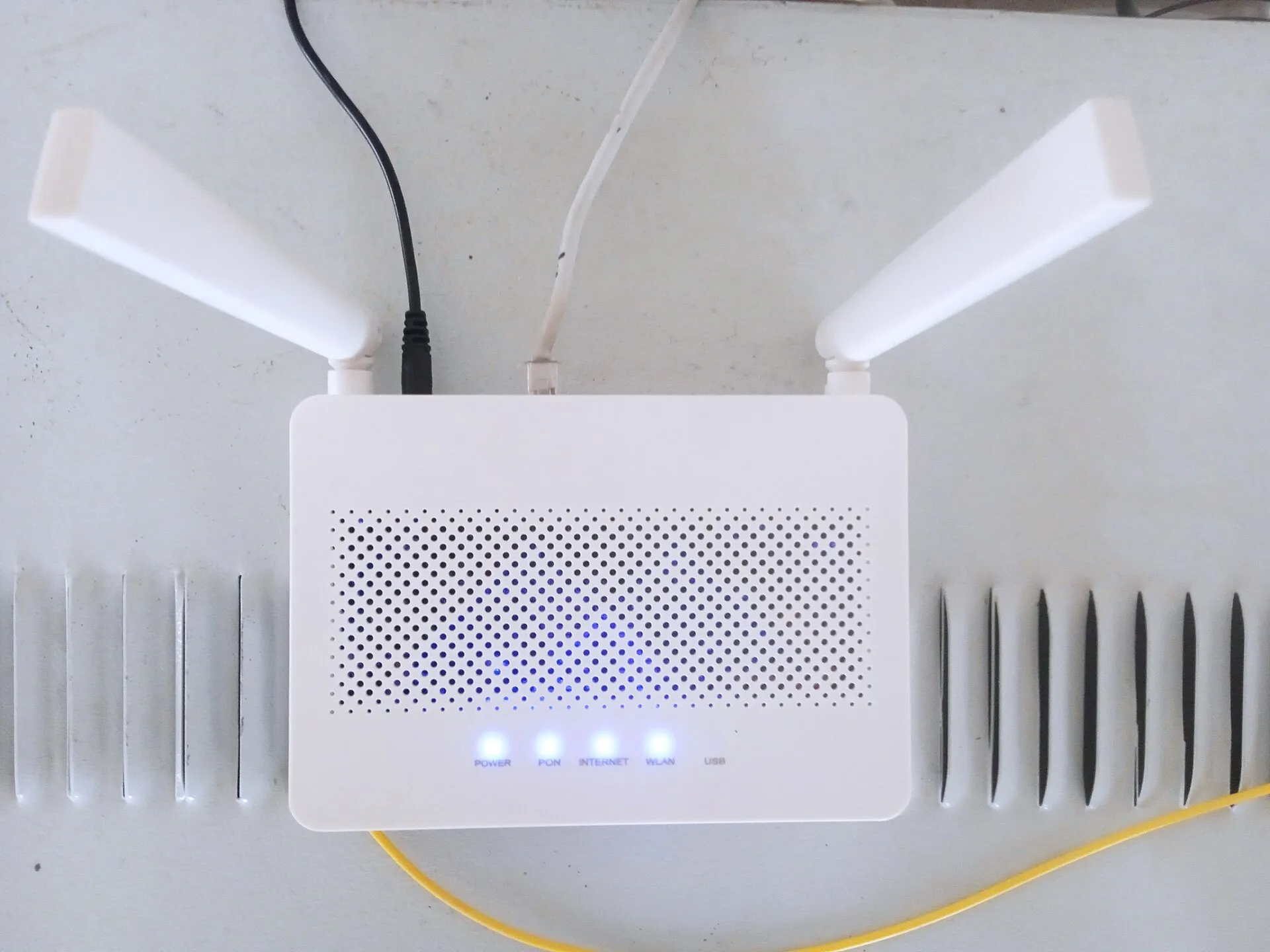 Işıkları yanan bir kablosuz internet router cihazının yakından görünümü