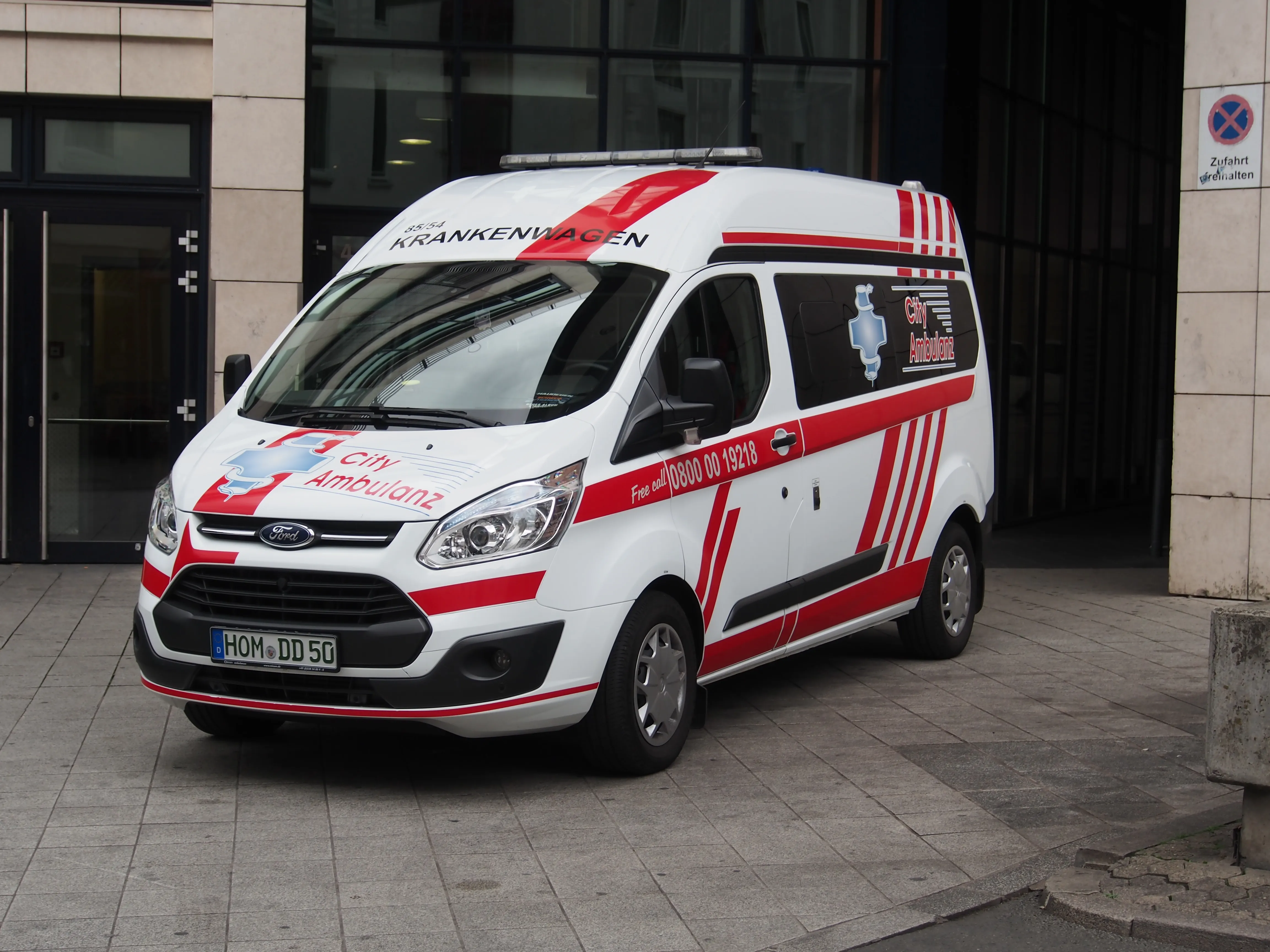 Saarbrücken'de özel bir ambulans şirketine ait beyaz Krankenwagen (hasta nakil aracı) yol kenarında