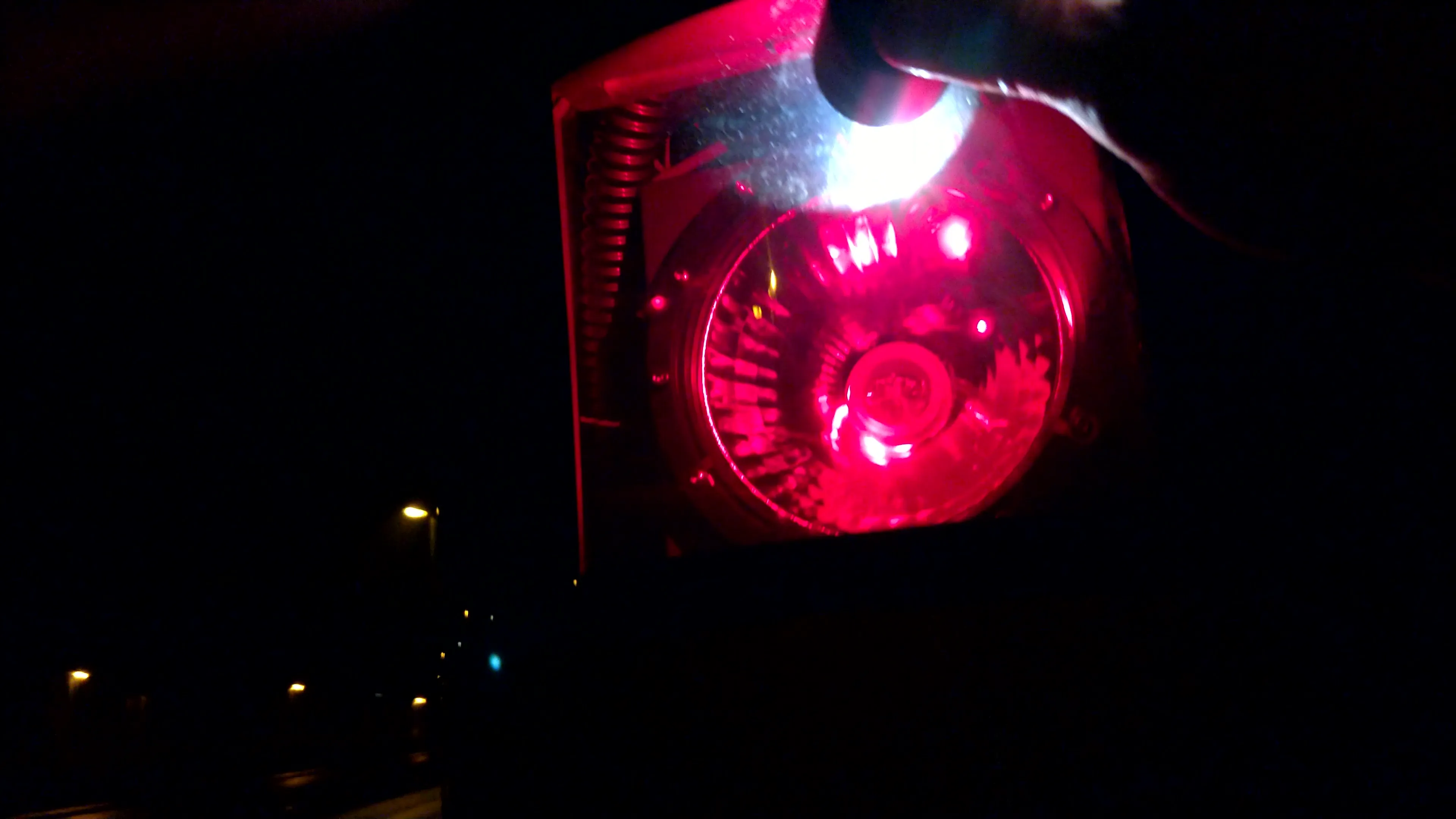 Almanya'da yol kenarına dikilmiş silindirik PoliScan Speed hız kamerası direği