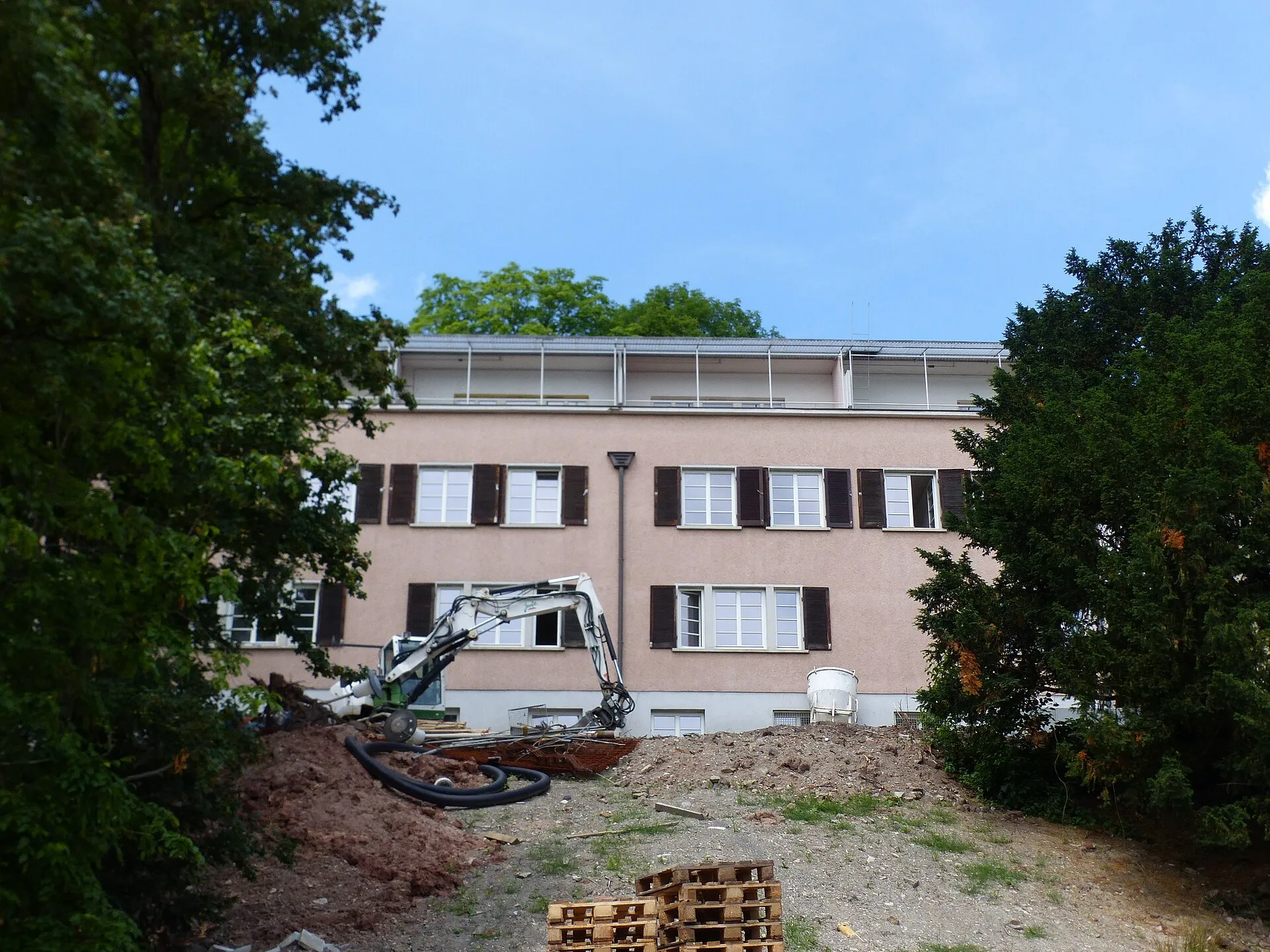 Stuttgart'ta bitişik nizamda inşa edilmiş renkli sıra evler (Reihenhaus)