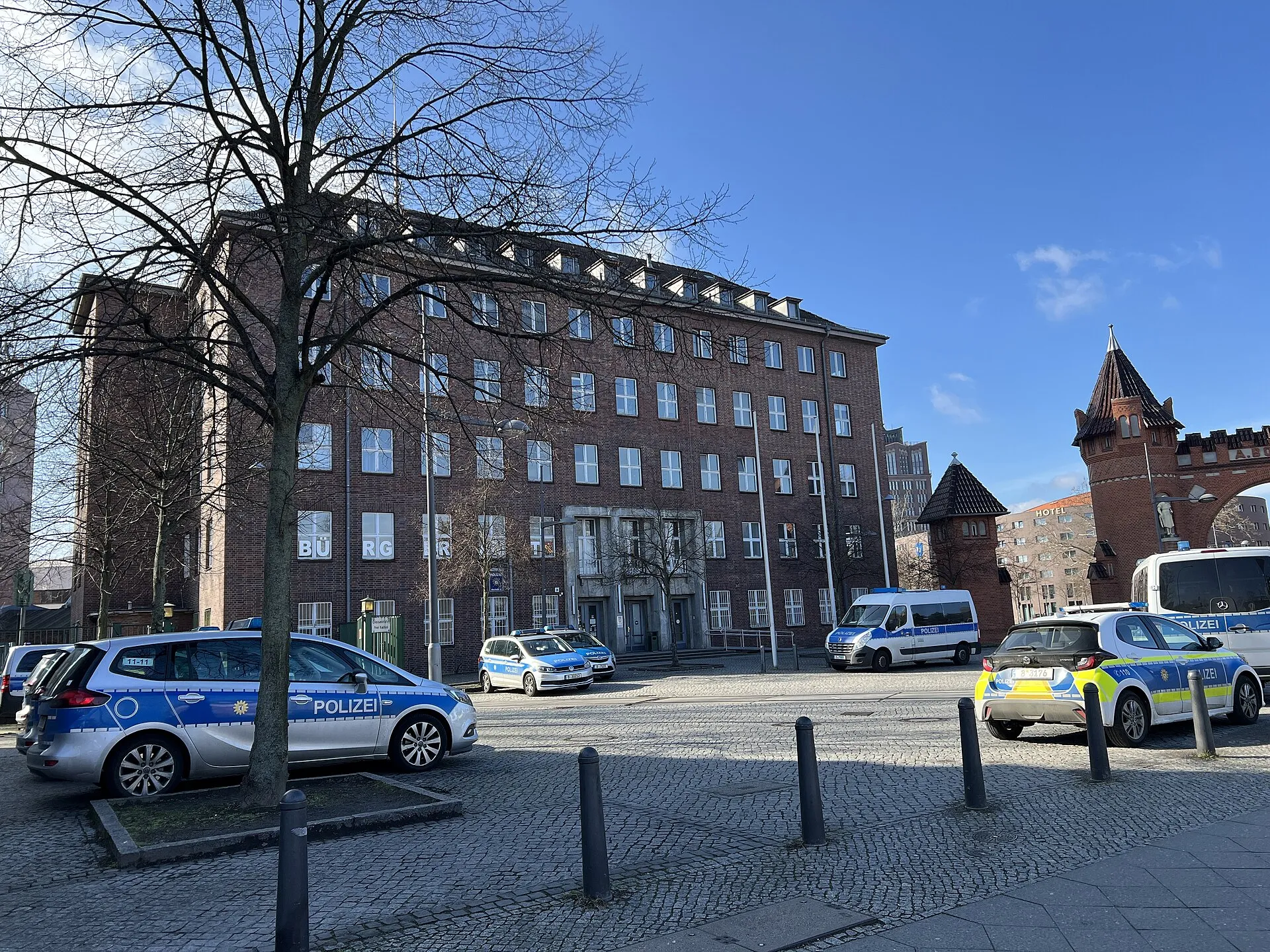 Berlin'de Anmeldung ve ikamet kaydı işlemlerinin yapıldığı Bürgeramt (vatandaşlık dairesi) binasının dış görünümü