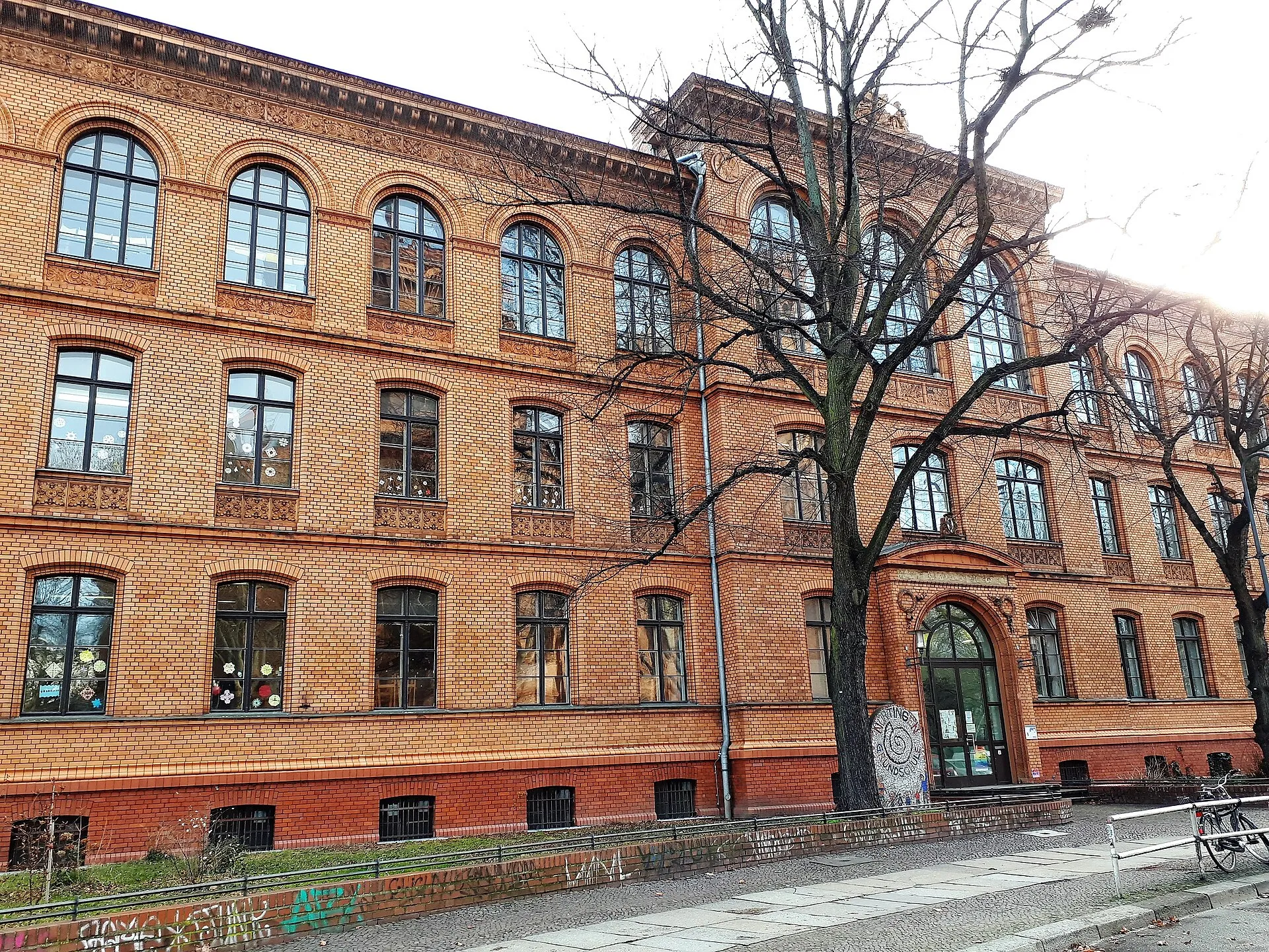 Berlin'in Türk nüfusun yoğun olduğu Kreuzberg semtindeki tarihi kırmızı tuğlalı Nürtingen İlkokulu binasının dış cephesi