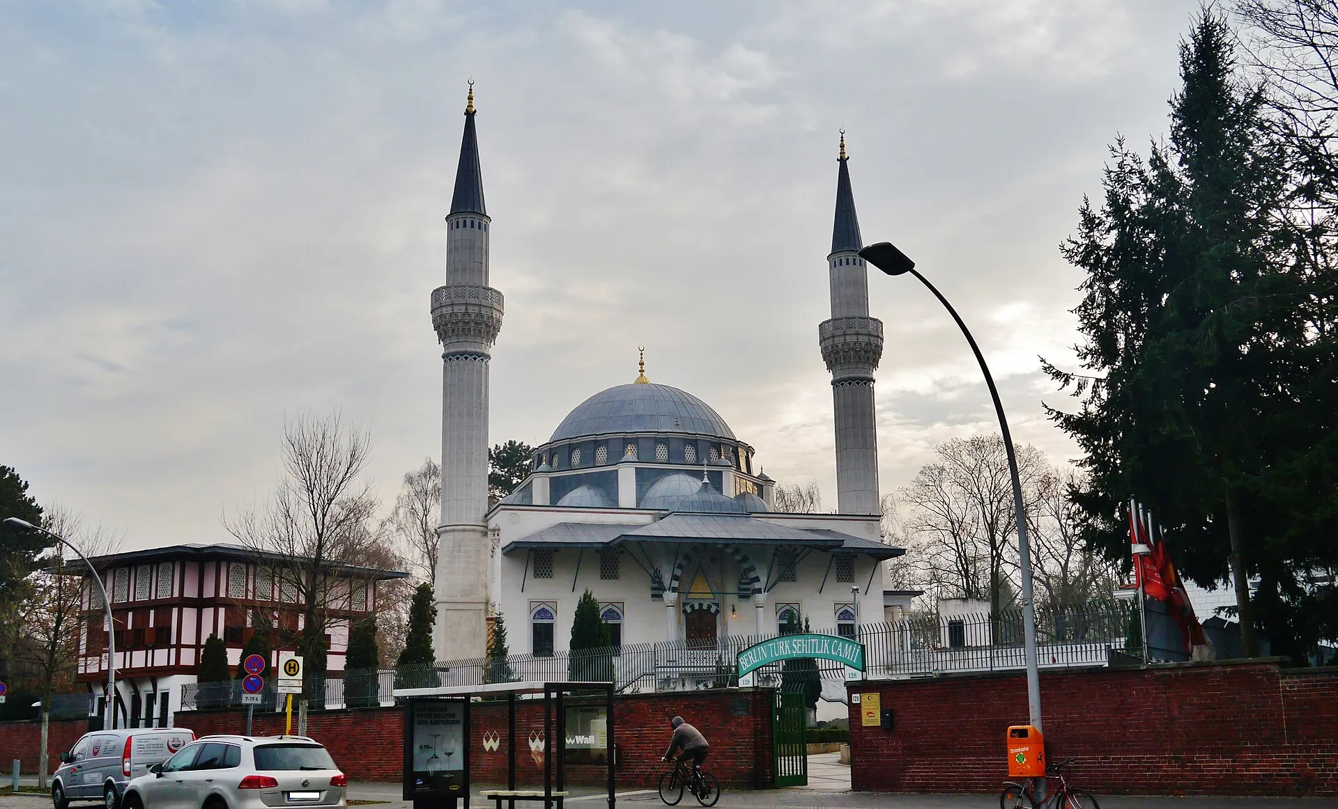 Berlin'deki Şehitlik Camii'nin dışarıdan görünümü, kubbesi ve minaresiyle Osmanlı tarzı mimarisi