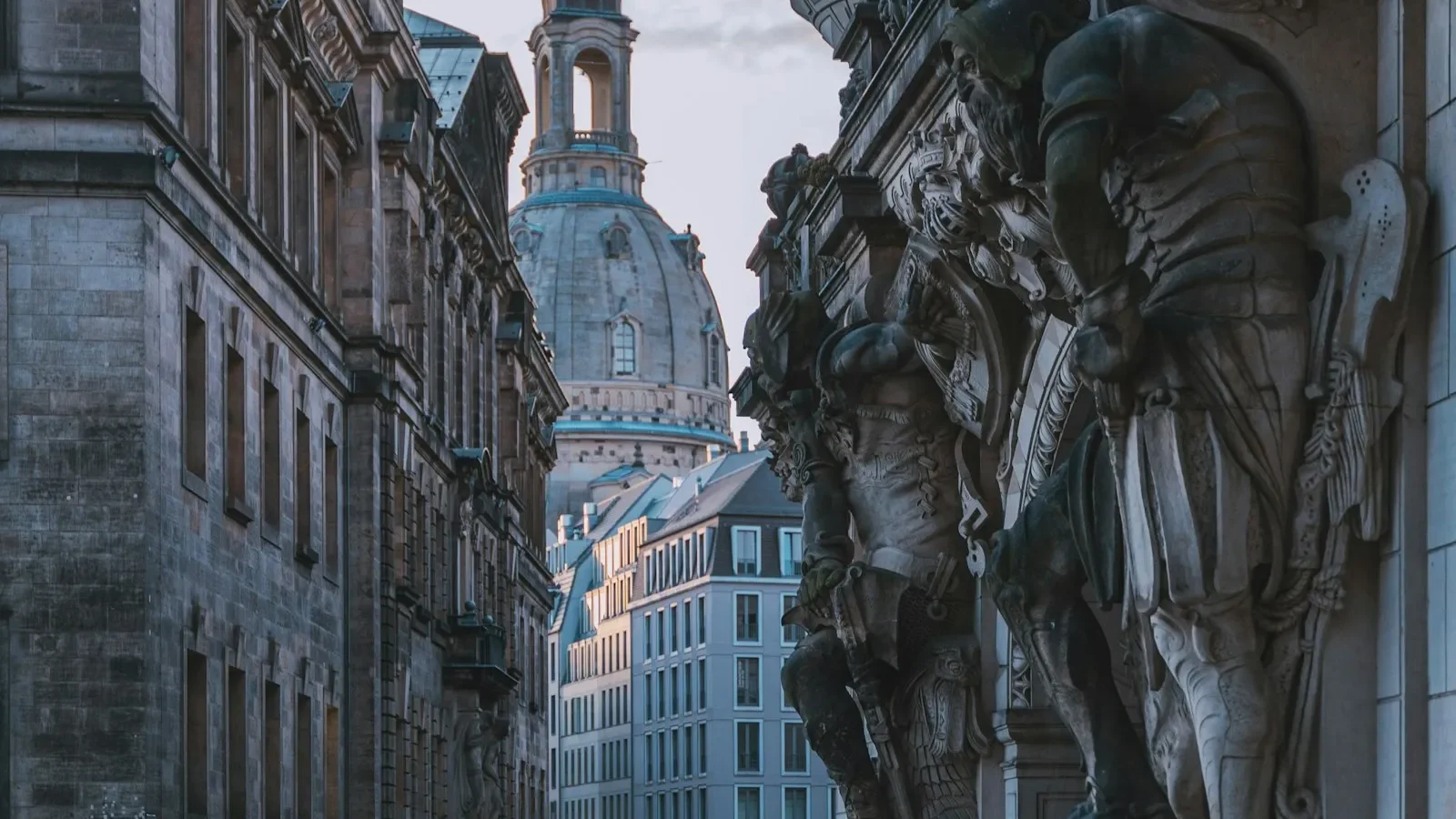 Dresden'de Gezilecek Yerler — Frauenkirche, Zwinger, Semperoper ve Grünes Gewölbe Rehberi