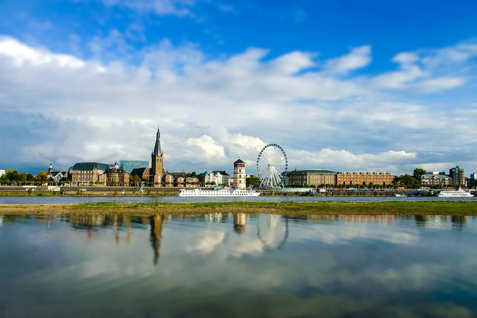 Düsseldorf Altstadt — dünyanın en uzun barı