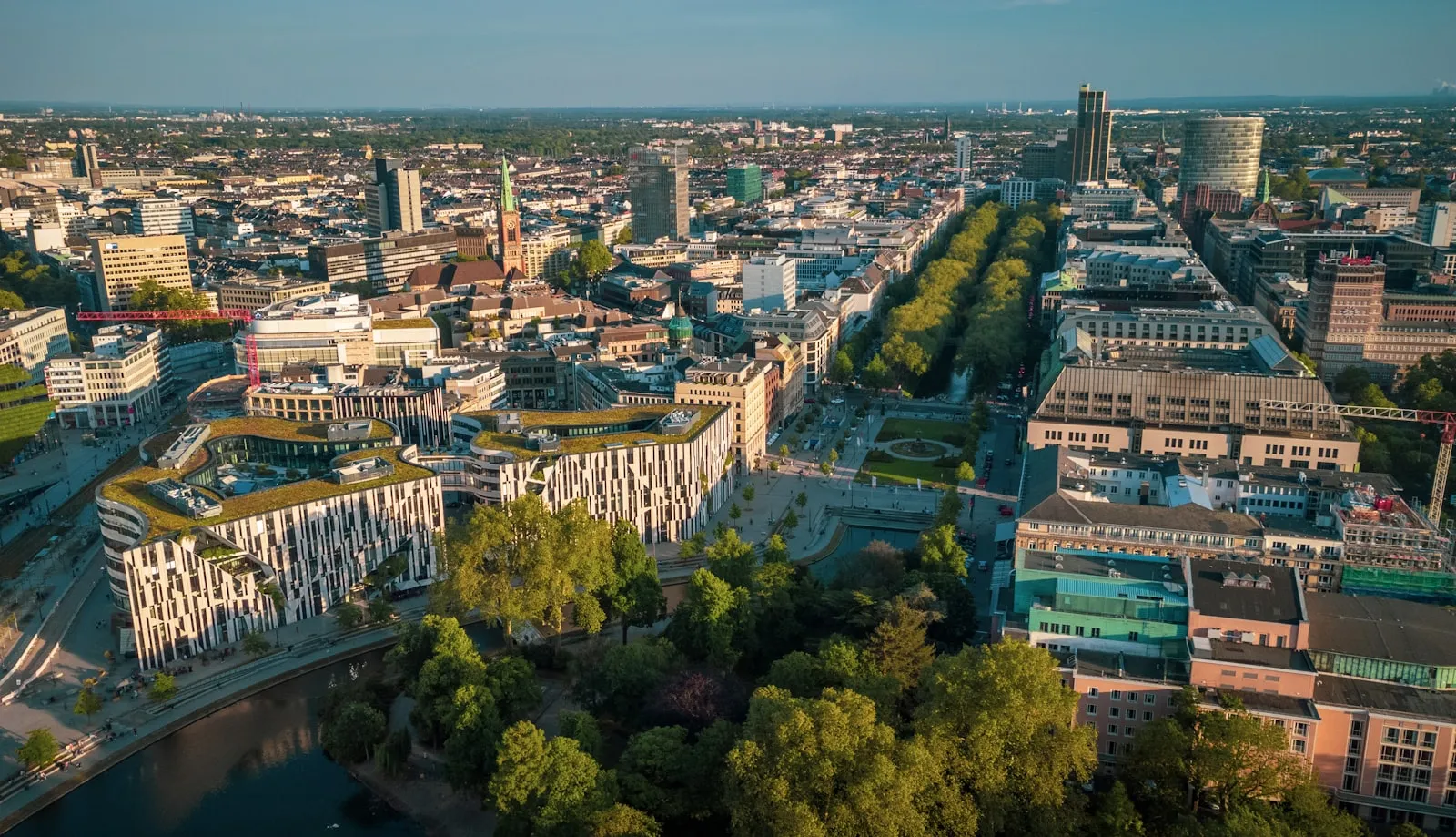 Ren Nehri kıyısı ve Düsseldorf silueti