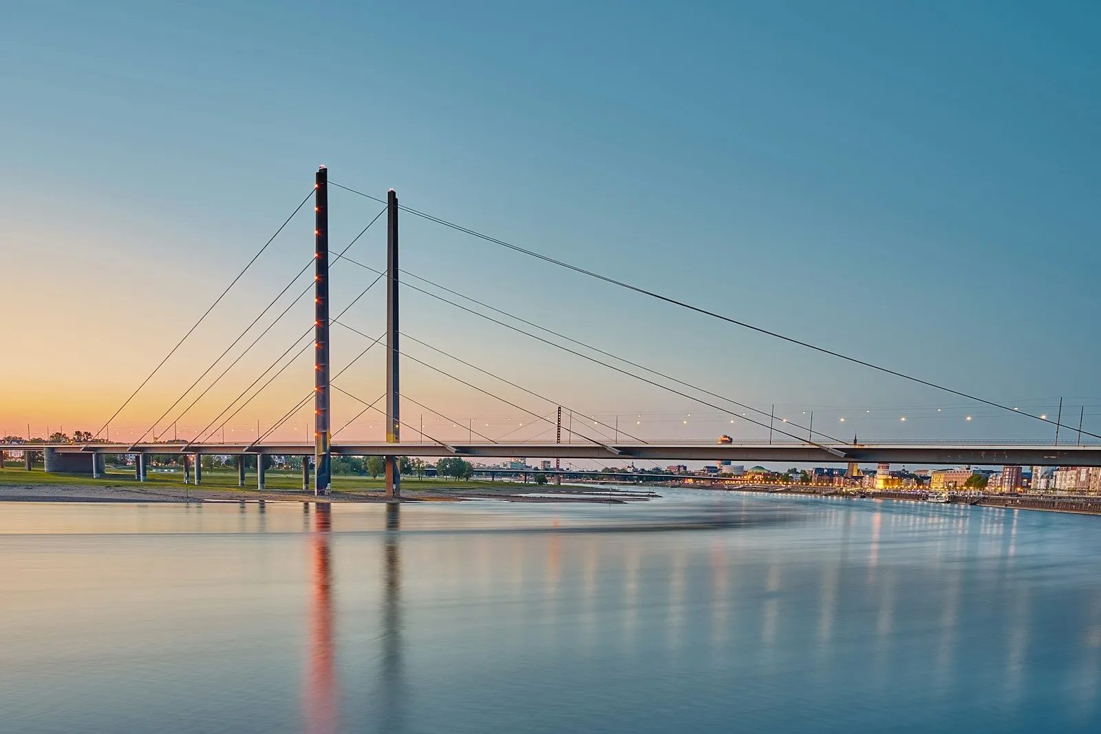 Rheinturm — Düsseldorf TV Kulesi