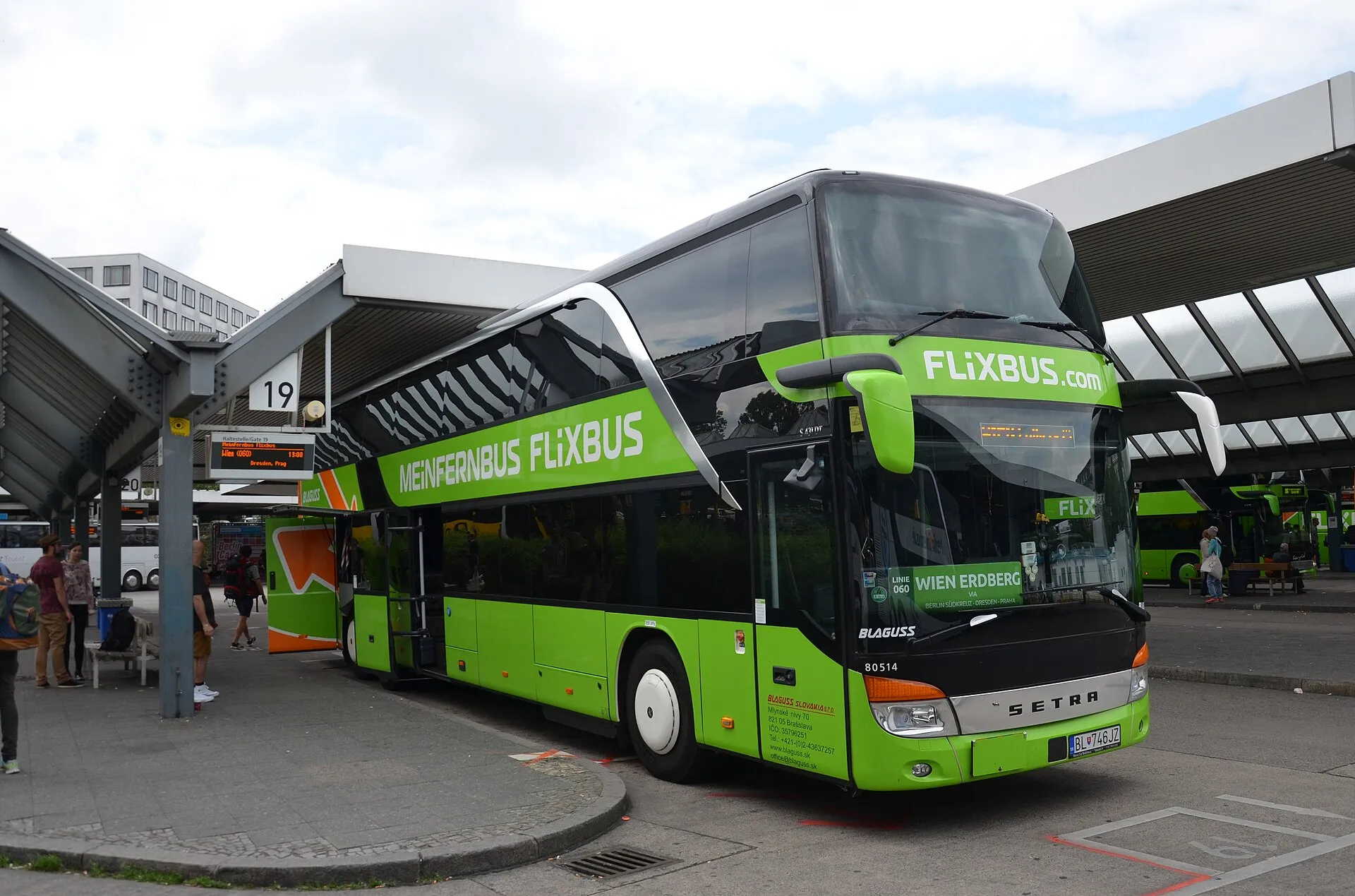 Berlin ZOB otobüs terminalinde 19 numaralı peronda bekleyen yeşil-turuncu çift katlı FlixBus otobüsü, ön camda FLiXBUS.com yazısı